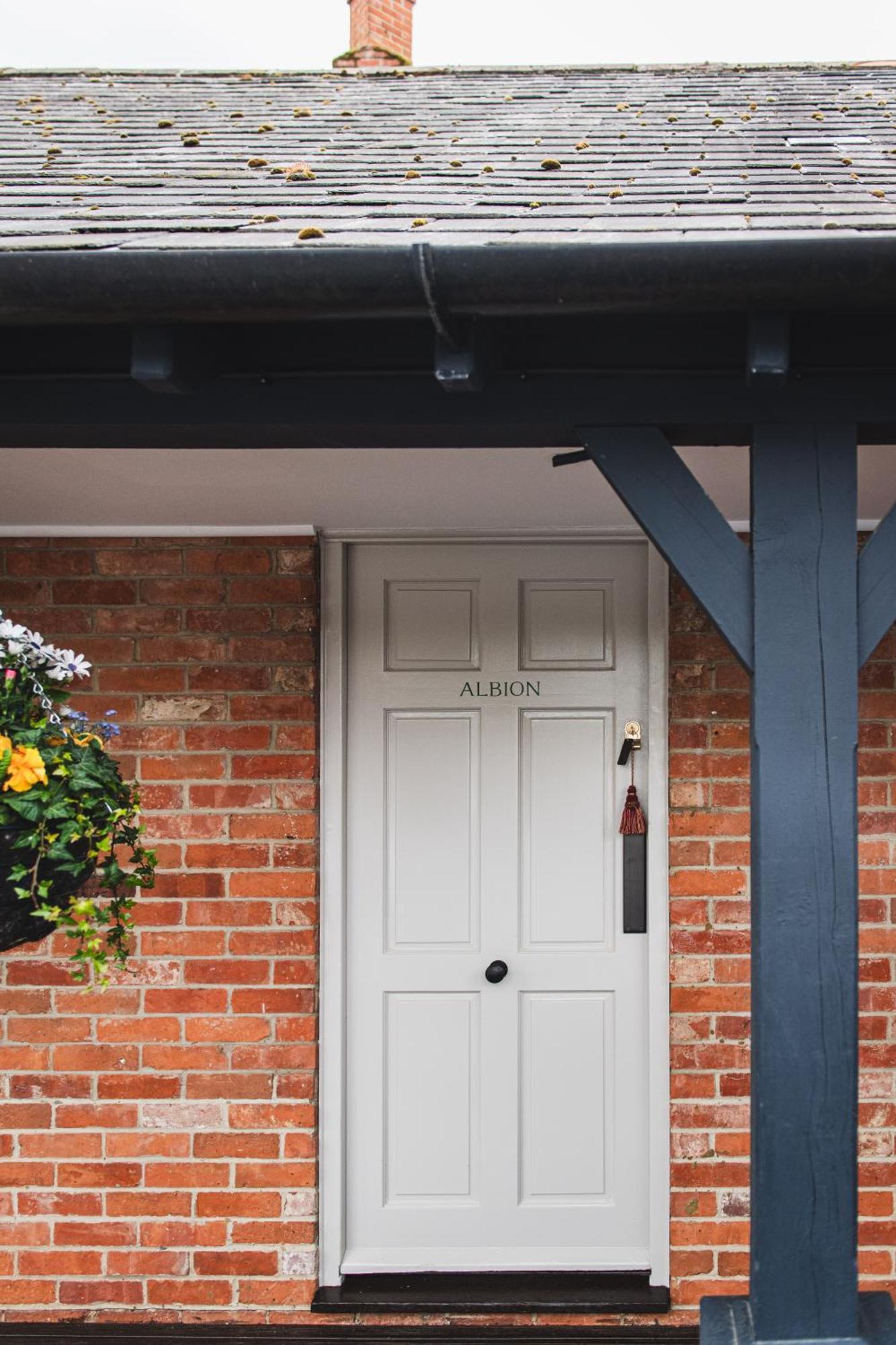 Bel And The Dragon-Odiham Hotel Exterior foto